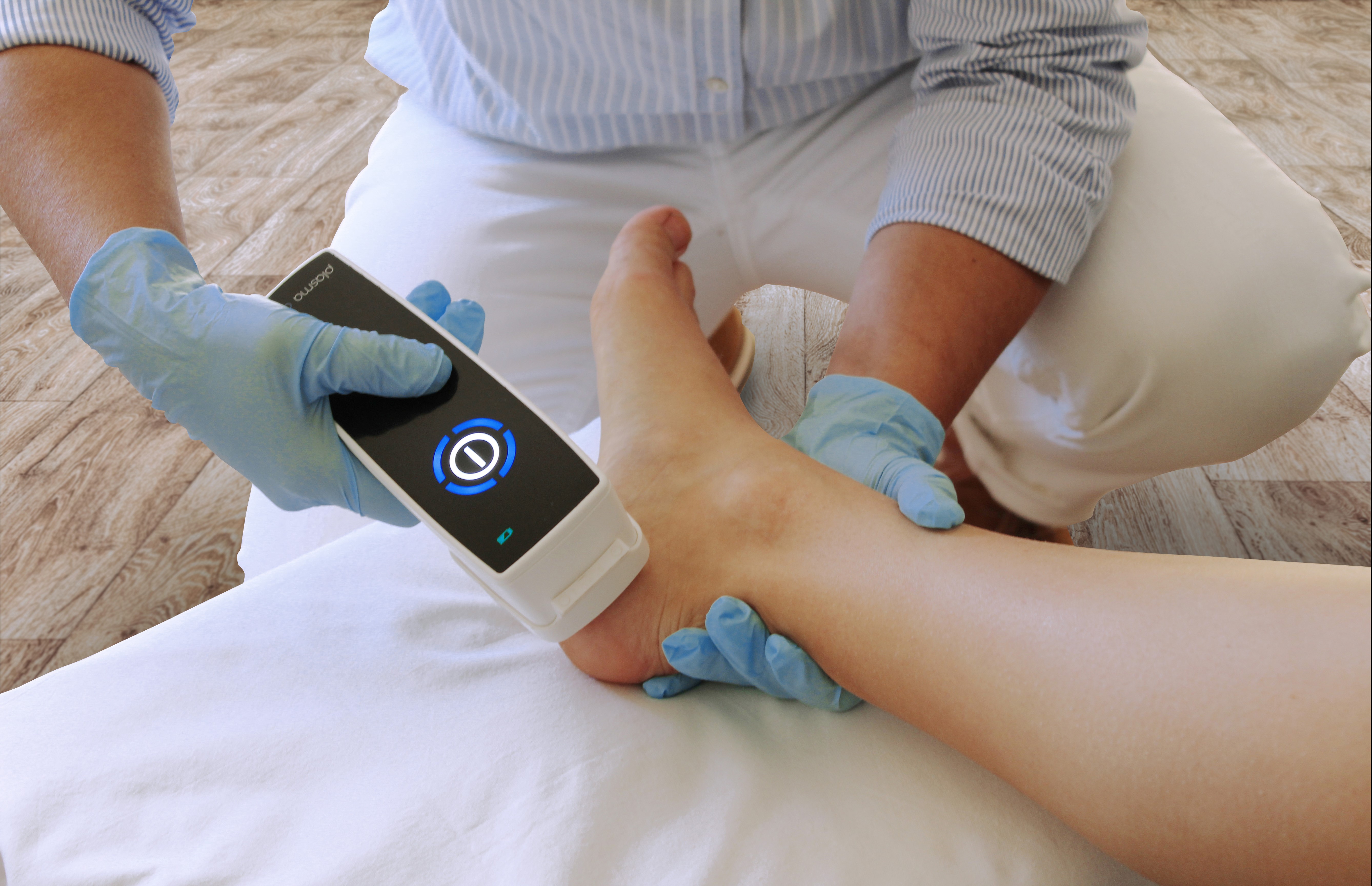 Kaltplasma-Behandlung am Fuß mit einem Handgerät